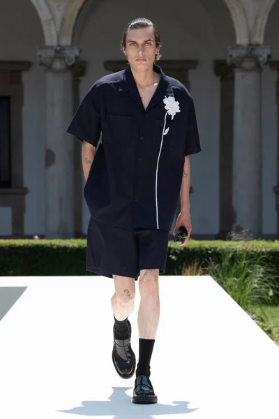 Look 32
